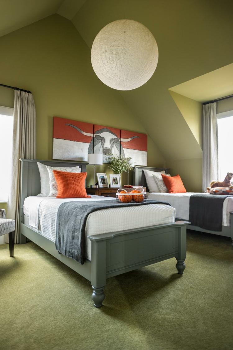 Miestnosť pre mládež v olivovej a modrošedej farbe izba pre mládež so šikmou strechou stena farba olivový koberec modrošedý nábytok chlapci