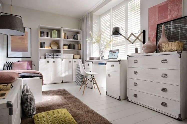 Vo väčších miestnostiach vytvorte úložný priestor s množstvom bielych skríň