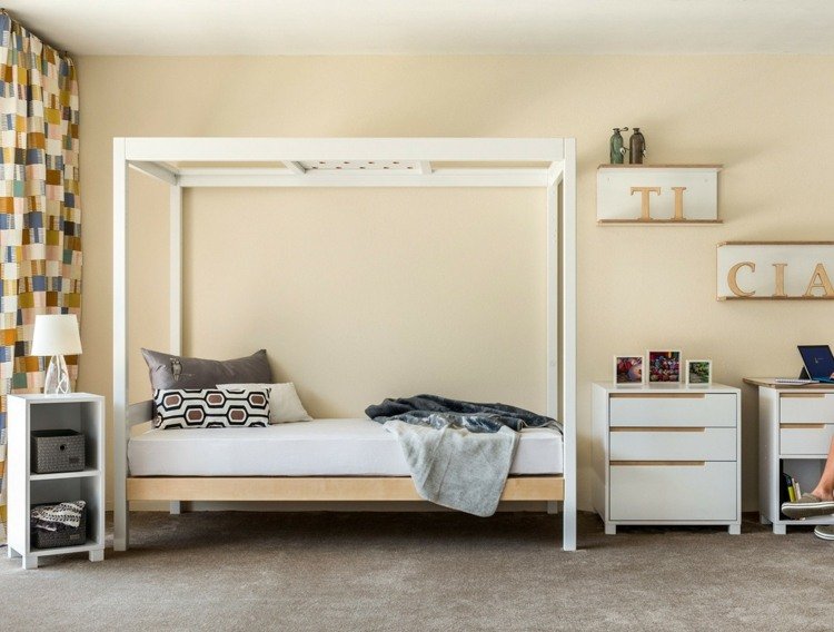 Pastelová žltá na stenu a biely nábytok sú perfektné pre chlapcov