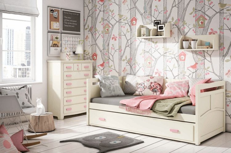 romantická tapeta so stromami a nábytkom v bielej sivej a ružovej farbe