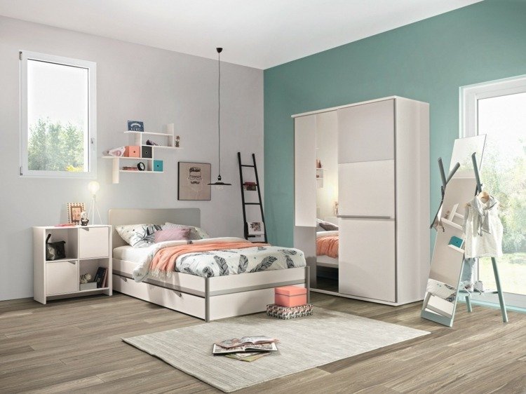 atraktívny nábytok do detskej izby v bielej farbe vo svetlej miestnosti