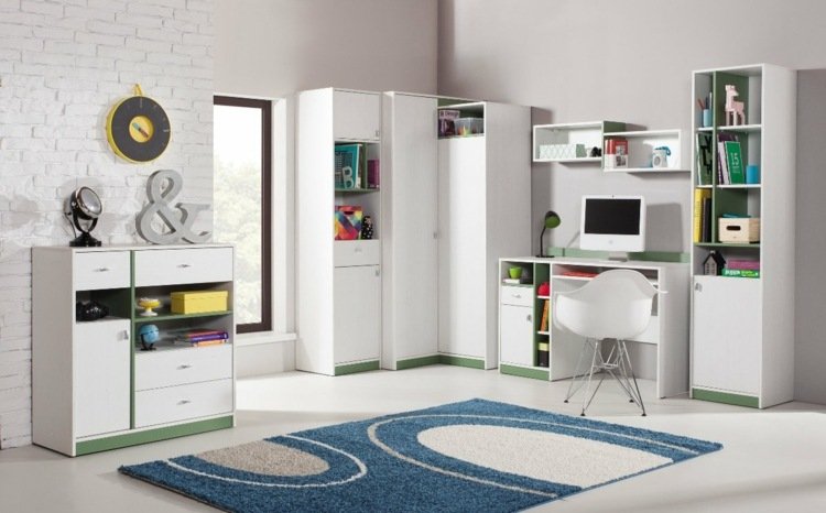 Tehlová stena v bielych a zelených akcentoch pre chlapcov