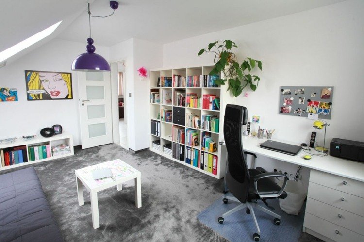 priestranná izba pre mládež so šikmou strechou pre teenagerov