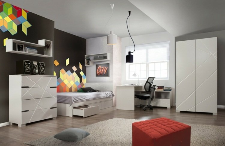 Biela izba pre mládež s čiernymi stenami a geometrickými stenovými panelmi