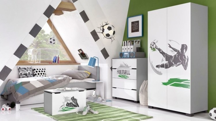 Zariaďte miestnosť pre mládež v bielej a zelenej farbe - nápad s trojuholníkovým oknom