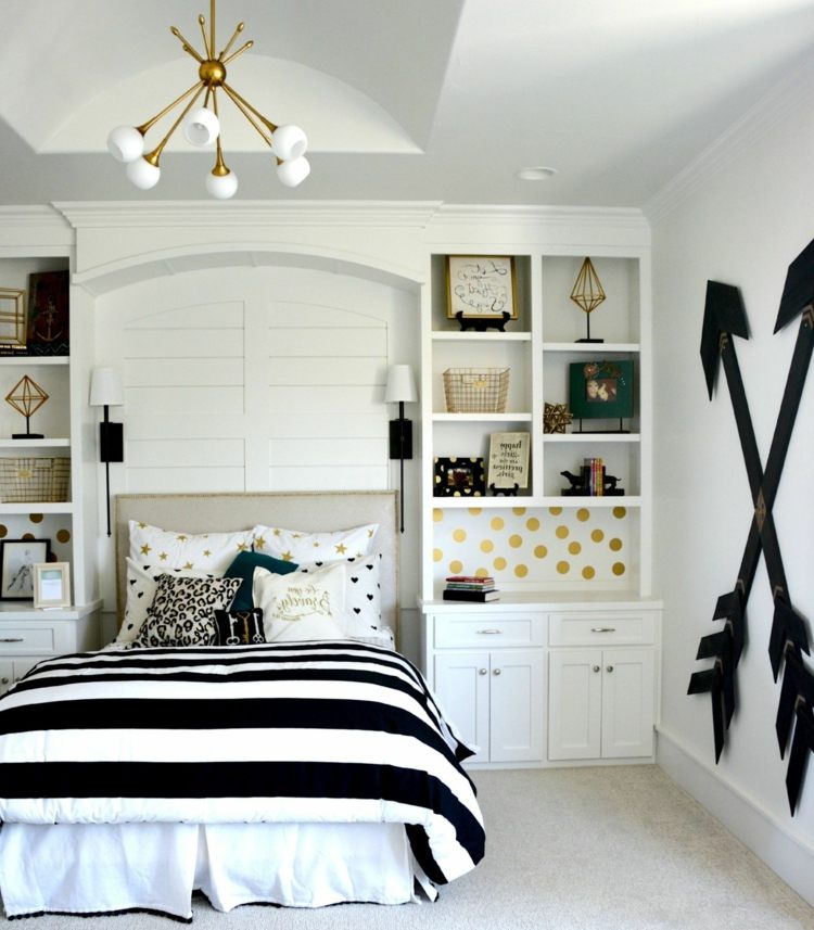 Navrhnite miestnosti pre mládež v bielej a čiernej farbe a so zlatými akcentmi pre dievča