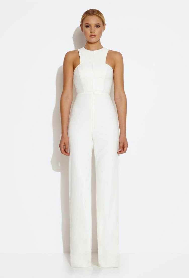 Kombinéza ako svadobný outfit so štýlom a eleganciou kombinéza-svadba-jednodielny-outfit-nevesta-bez výstrihu-rovného strihu