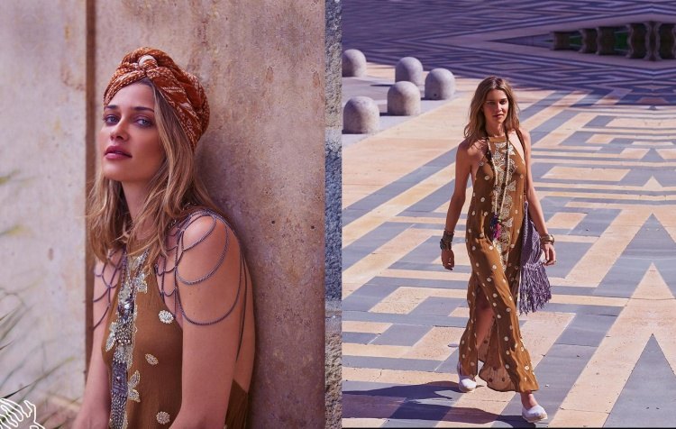 Mladá móda pre ženy - maxi šaty s bočným rozparkom a šperkami Mladé módne ženy maxi šaty vzor náramky