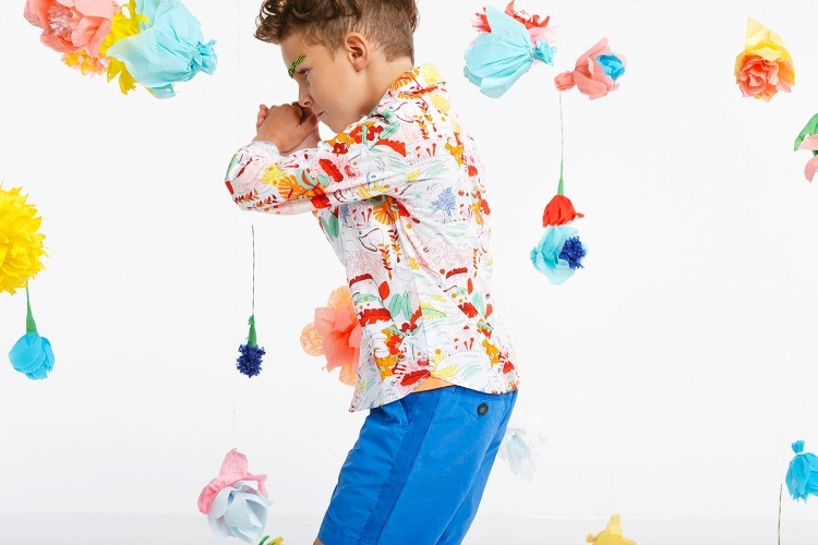 Detská móda 2015 - farebná košeľa a modré nohavice Chlapec-móda-letný-outfit-kvety-modré-nohavice