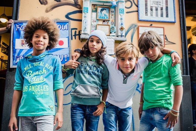 Mladá móda na leto 2015 - pouličný štýl pre deti do 15 rokov Chlapec-móda-letná sezóna-farebná-blúzka-chlapci