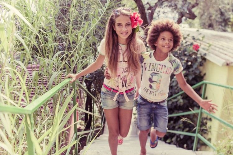 Mladá móda pre deti - krátke rifľové šortky a tričko Chlapecké módne tričko s krátkymi džínsami