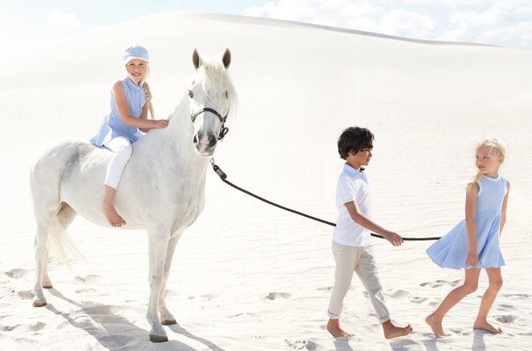Detská móda v jednoduchých farbách - modré šaty, košeľa a capri nohavice Chlapčenské módne tričko s nohavicami nápady na letné šaty