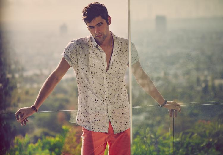 Mladá pánska móda - biela košeľa a ružové nohavice Young-fashion-men-nohavice-leto-2015-street-style