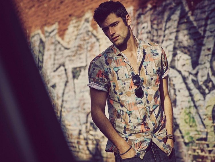 Mladá móda pre mužov - košeľa v pastelových farbách Pánska košeľa pre mladú módu v pouličnom štýle
