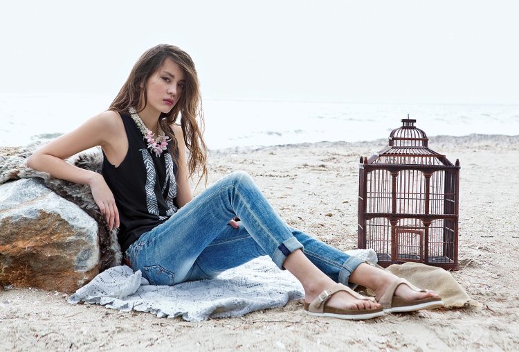 Skinny rifle a čierny top - mladá móda Mladé Módne Skinny Sandále Outfit Ženy