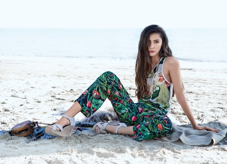 Kombinéza s exotickými potlačami pre ňu Mladá módna kombinéza so ženskými motívmi