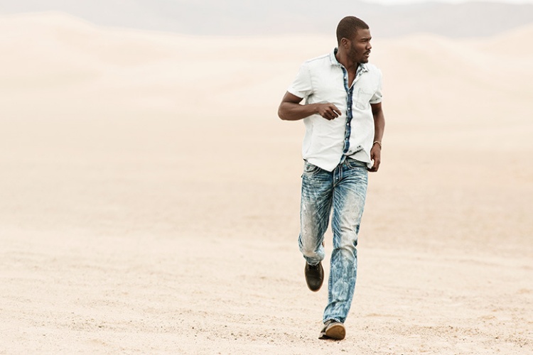 Tričko a rifle v kombinácii Young-fashion-men-nosenie-rifle-košele