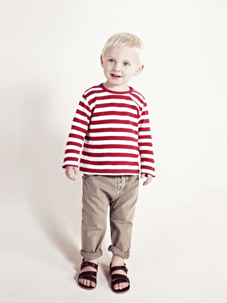 Chlapčenská móda s pruhovanou blúzkou a strečovými nohavicami Nohavice Sandále Zara