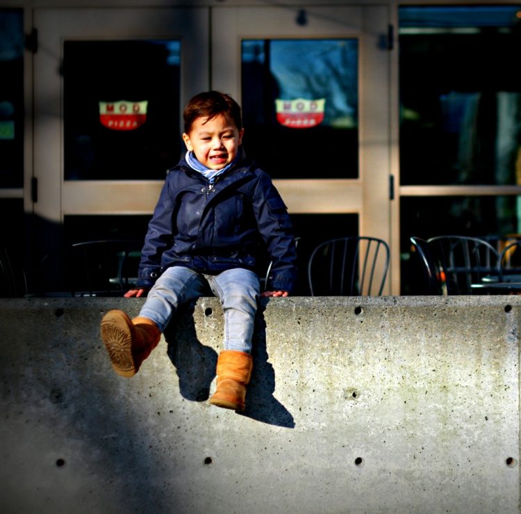 Chlapčenská móda s hnedými čižmami a pršiplášťom Bunda do dažďa-teplé-čižmy-rifle