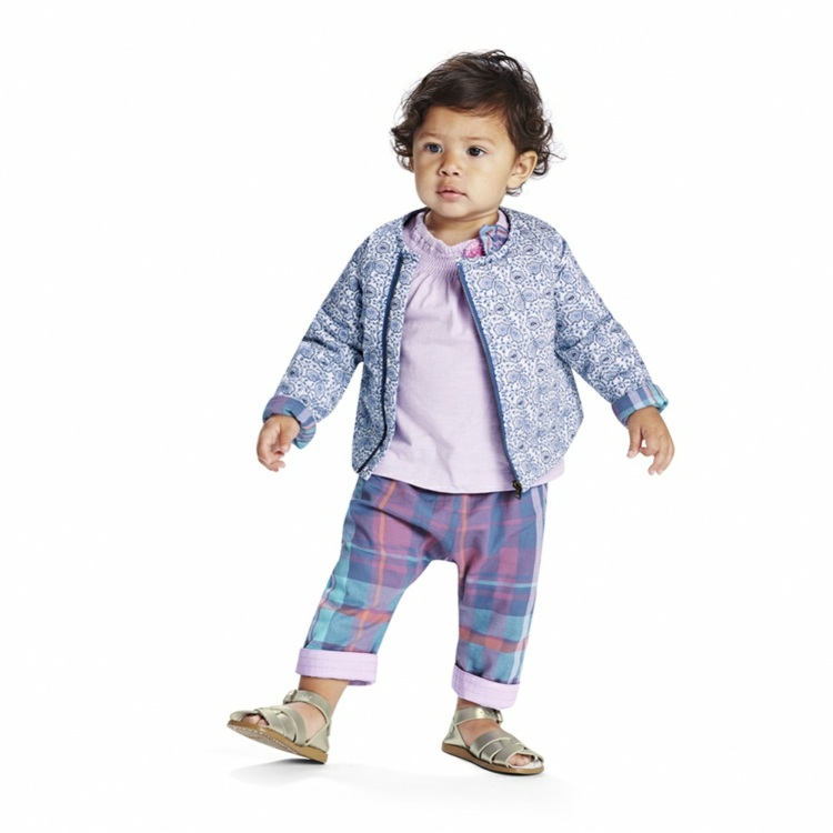 Chlapčenská móda s bundou a károvanými nohavicami Kockovaná nohavica-bunda-s-kvetinovým motívom-tričko