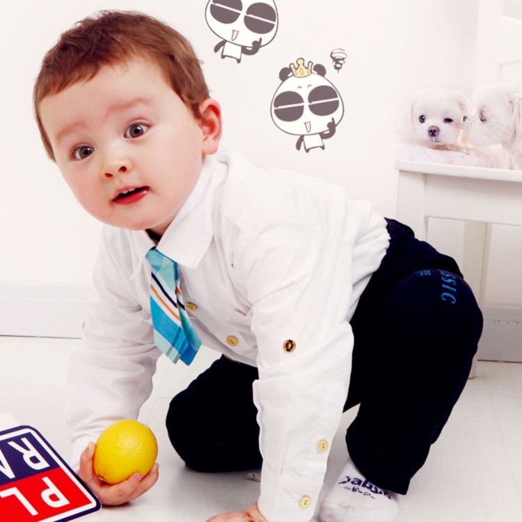 Chlapčenská móda s kravatou a pohodlnými bežeckými šortkami Košeľa-s-kravatou-čierne-nohavice-detské ponožky