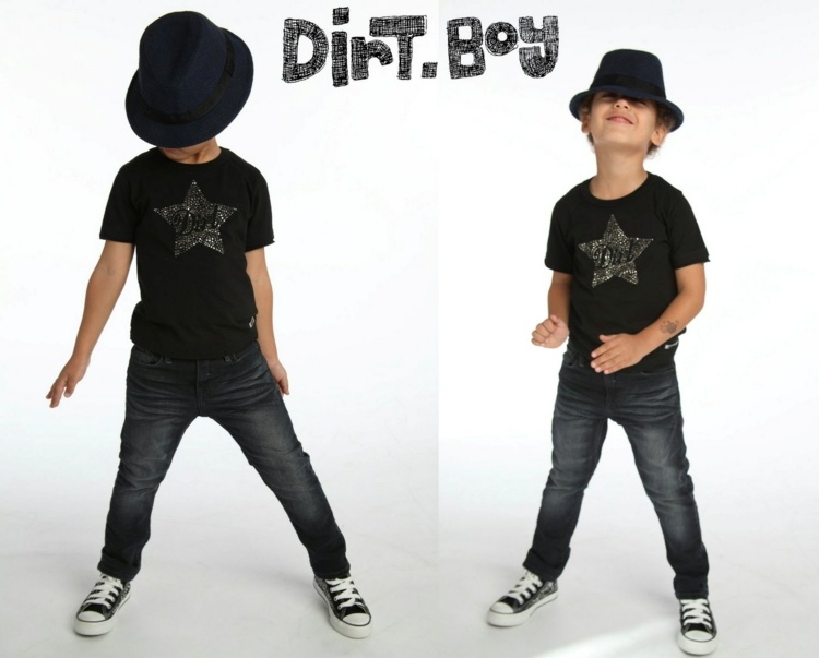 Chlapci vymodelujú s klobúkom a čiernym tričkom niečo neobvyklé Čipkované džínsové klobúky, čierne tričko