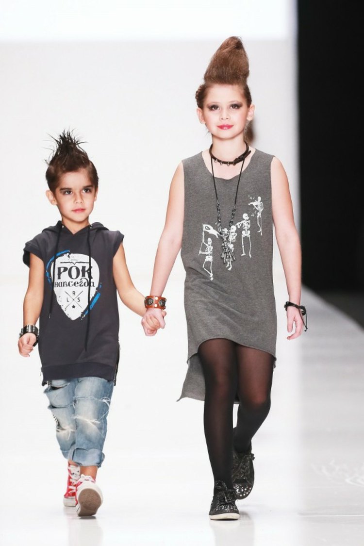 Mladá móda mimo móla s džínsami a účesom mohawk Rocková móda-Tričko-Džínsy-obrátené naruby