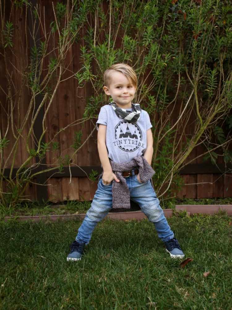 Chlapčenská móda s džínsovou a tričkovou športovou obuvou a svetrom Džínsové tričko a sveter