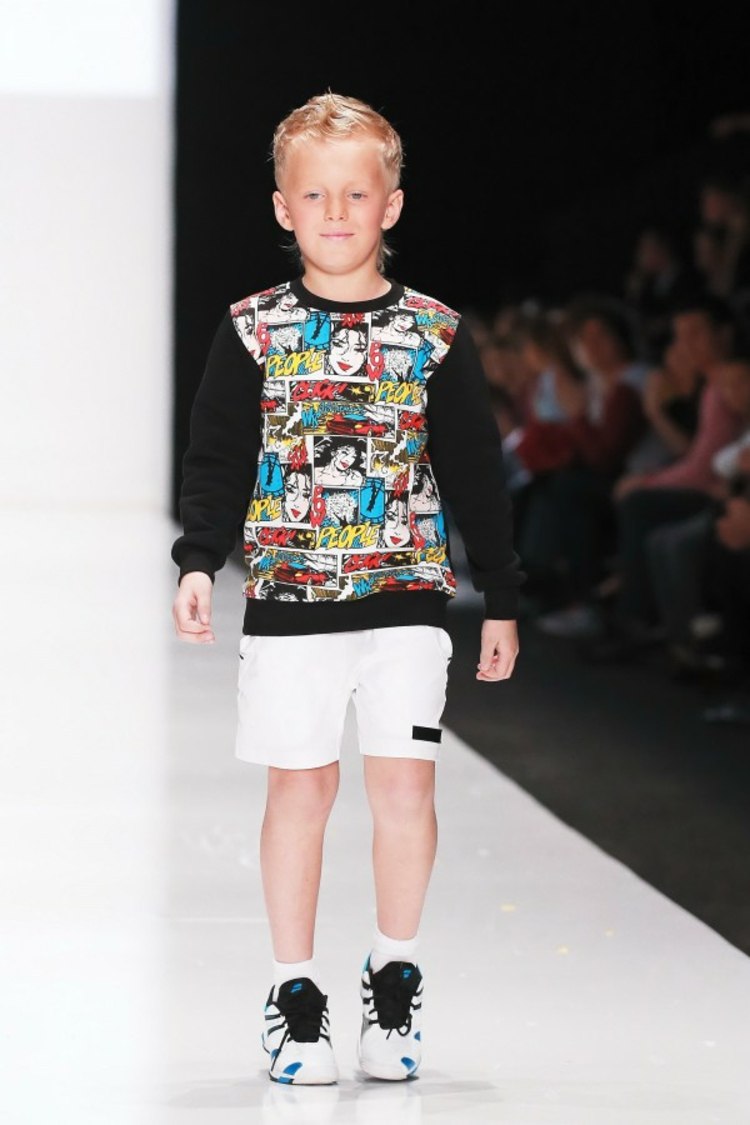 Chlapčenská móda s motívmi rockových a popových hviezd na tričku obľúbené-tričko-biele-nohavice-krátke-tričko s dlhým rukávom