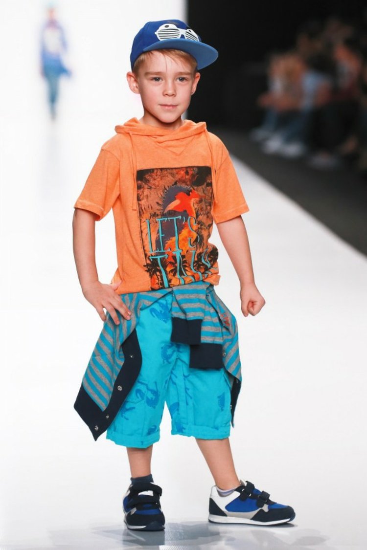 Chlapčenská móda na jar a leto modré bermudy nohavice pelerína oranžové tričko