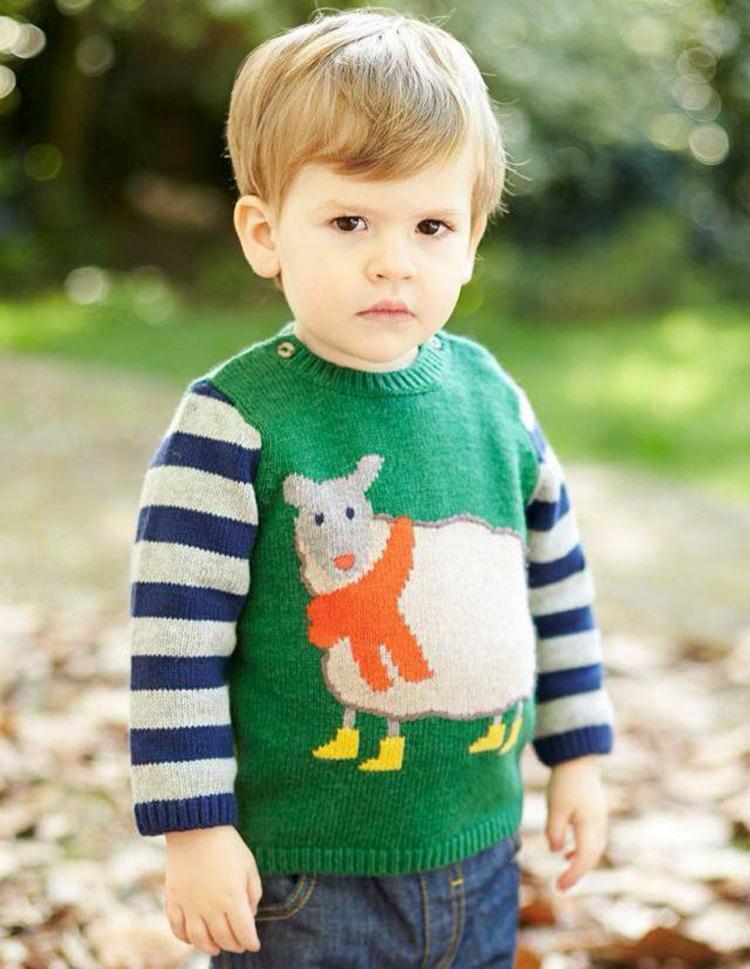 Mladá móda pre najmenších s teplými pletenými svetre a džínsami zelený-sveter-rifle-prechodné obdobie