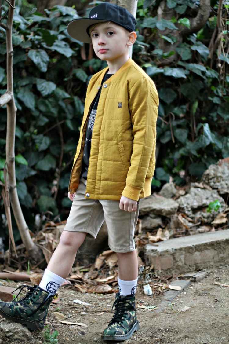 Chlapčenská móda so žltou bundou a vysokými šnurovačkami Žltá bunda-vojenské-štýlové-topánky-čierne-tričko