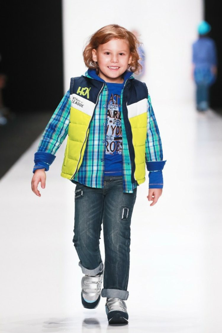 Chlapčenská móda s prešívanou vestou a károvanou košeľou farebné-zelené-oblečenie-móda-pre-chlapcov