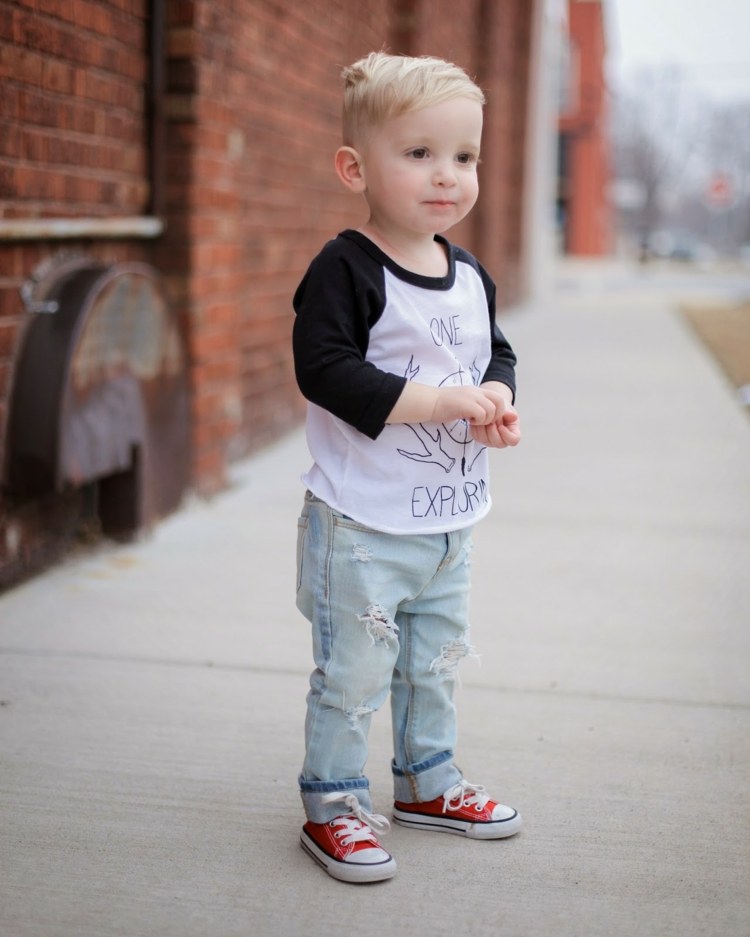 Chlapčenská móda s džínsami a teniskami v červenej farbe Tenisky, šnúrky, rifle, košeľa s dlhým rukávom