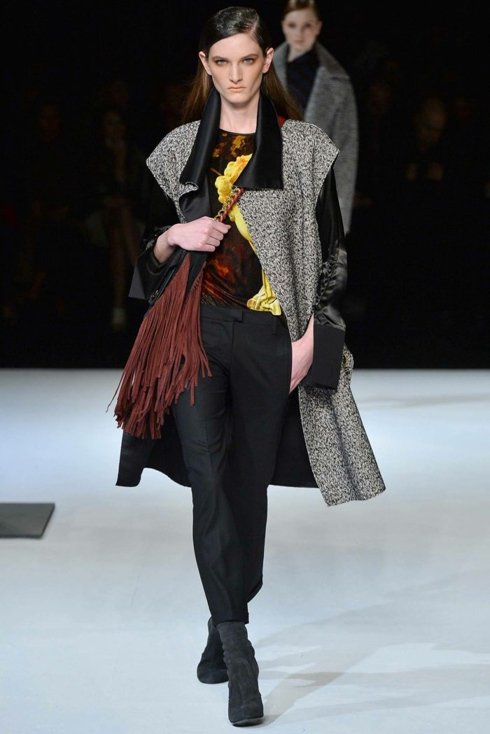 čierno-biely kabát-čierne-nohavice-s pokrčením