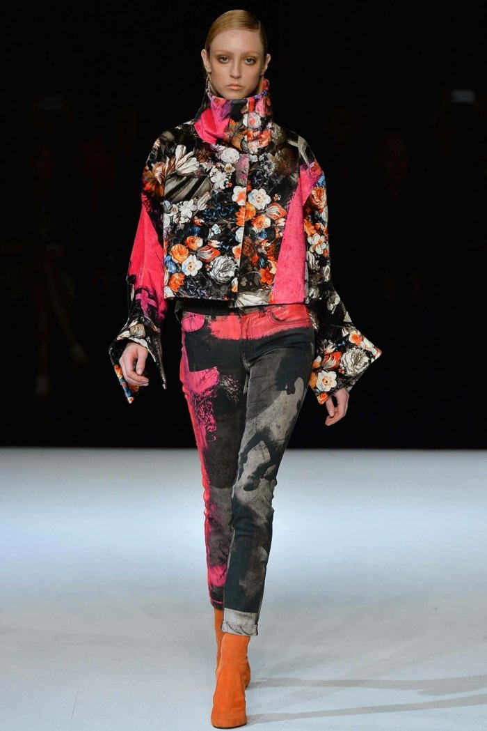 Oblečenie s kvetmi a koňmi