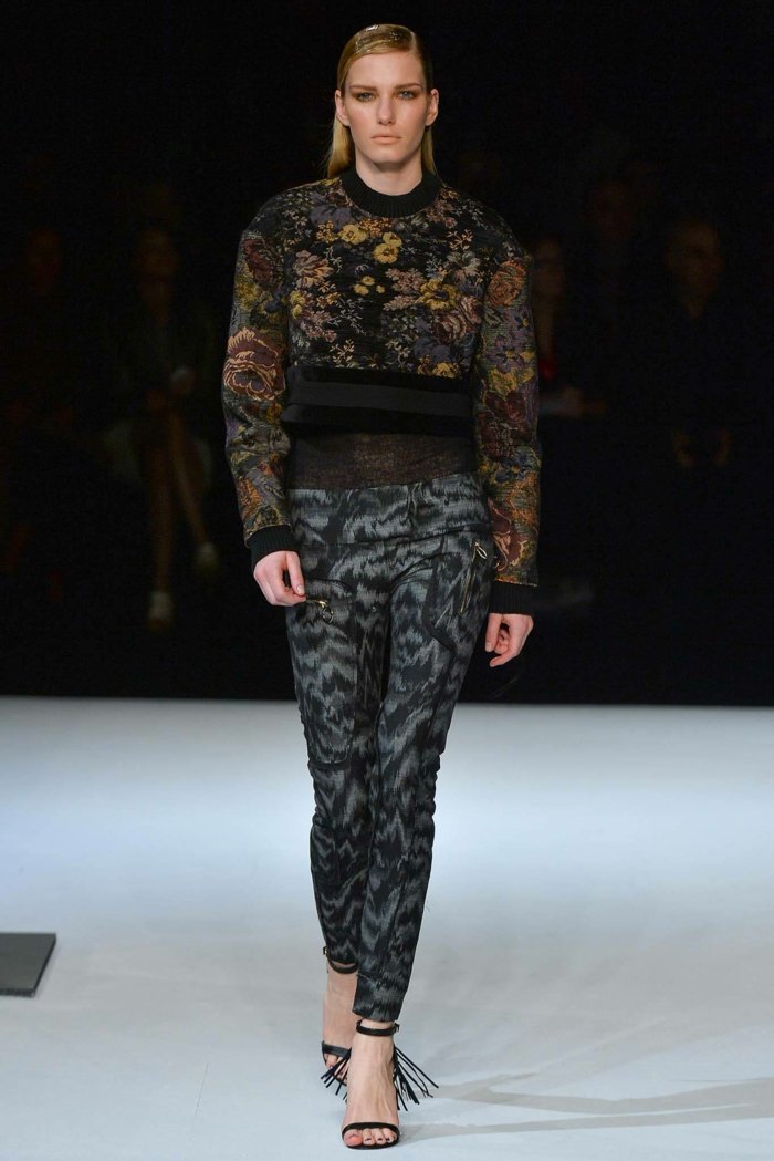 Top-s-kvetinovým vzorom-nohavice-s-textilnou potlačou