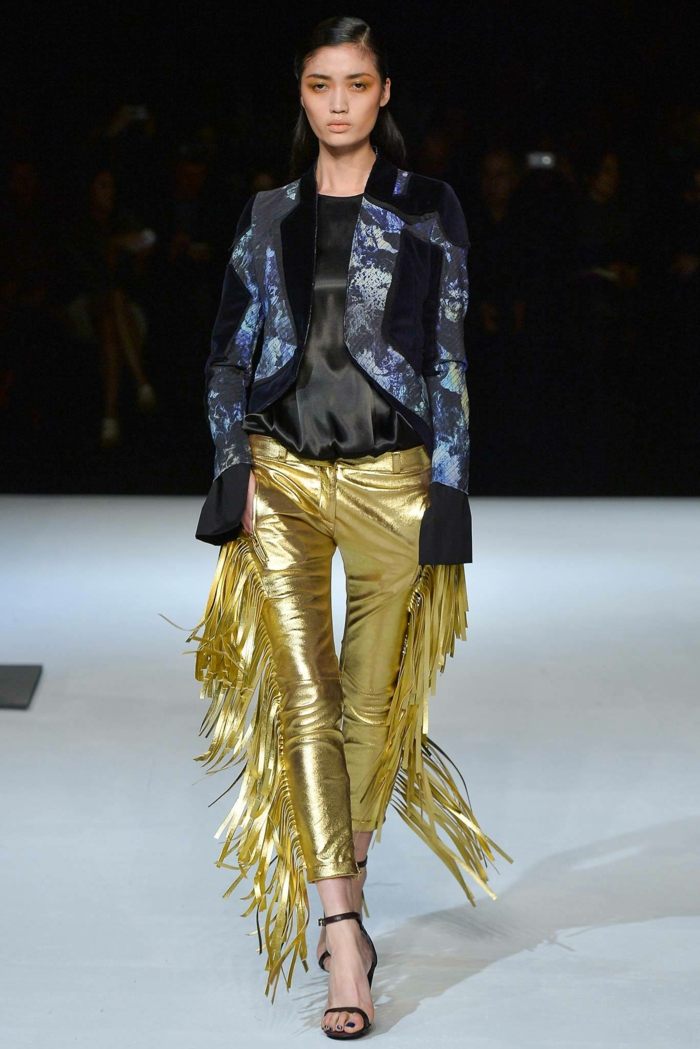 metalíza-vzhľad-zlaté-farebné-akcenty-s-bočnými strapcami