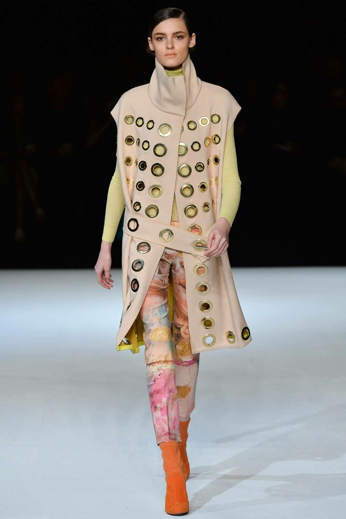 dlhá vesta so stojačikom a zdobené prstene