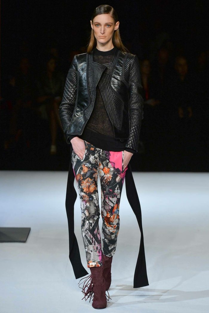 farebné-nohavice-postava-objímanie-čierna-kožená bunda