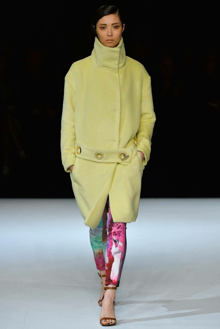 žltý kabát so stojačikom na golieri a farebné legíny