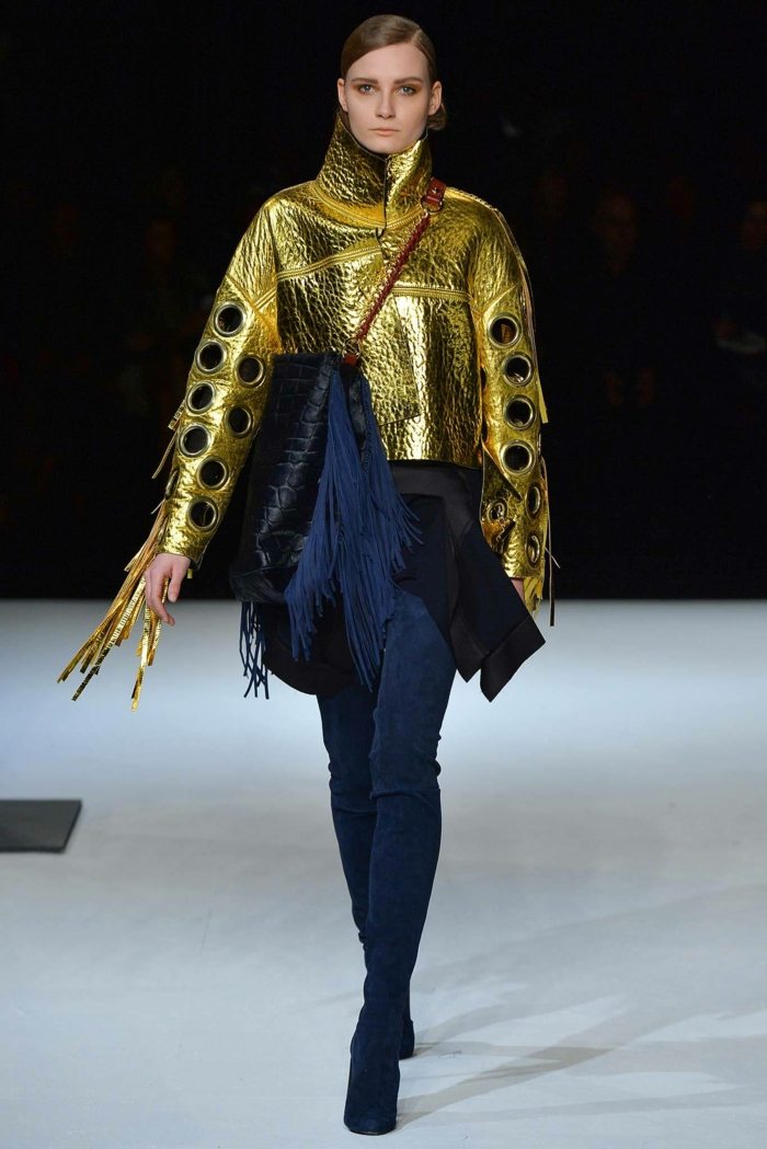 modré velúrové nohavice bunda metalického vzhľadu