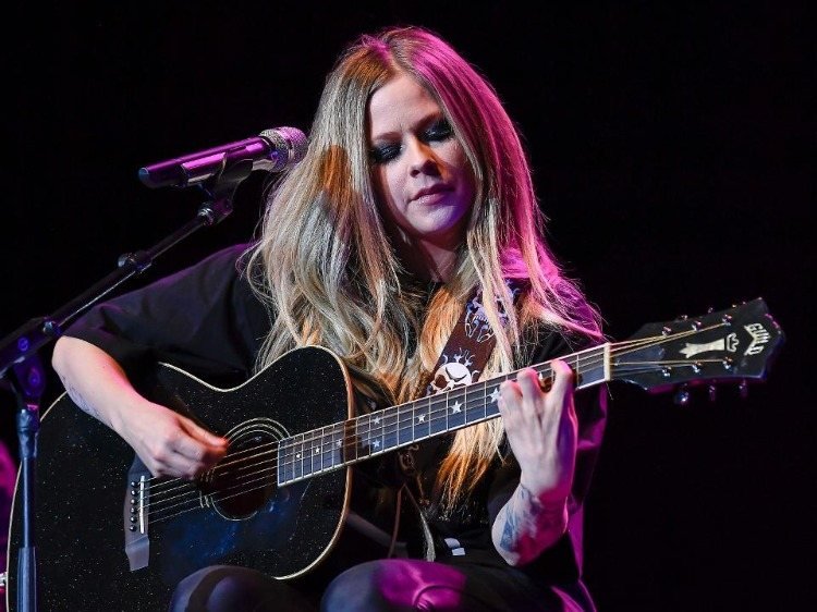 kanadská speváčka Avril Levine na pódiu s gitarou