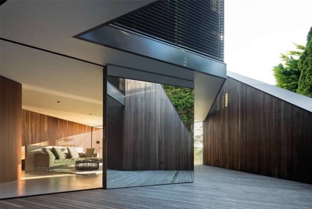Interiérový dizajn betónového domu s plochou strechou a záhradou s reflexnými posuvnými dverami