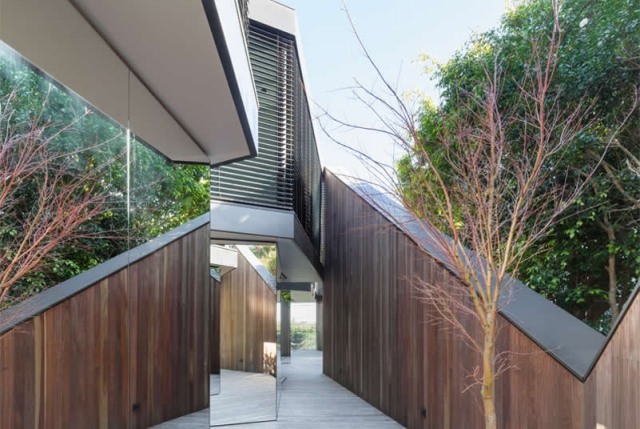 betónový dom fasádne zasklený súkromný plot zrkadlová stena