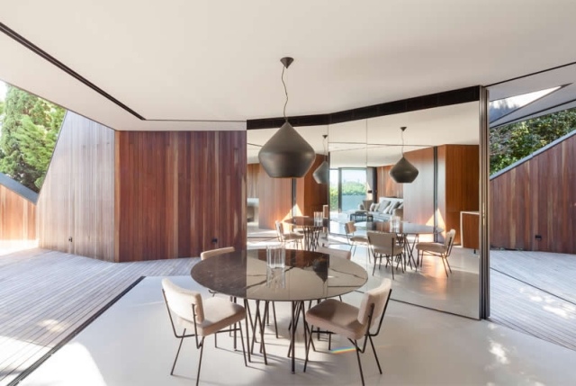 Závesné svetlá do interiéru obytného domu otvárajú veľké posuvné dvere