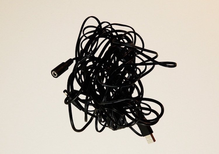 Skryte káble, aby ste sa vyhli zamotaniu káblov Skryť káble - nápady na interiérový dizajn - zamotané káble - chaos - neporiadok