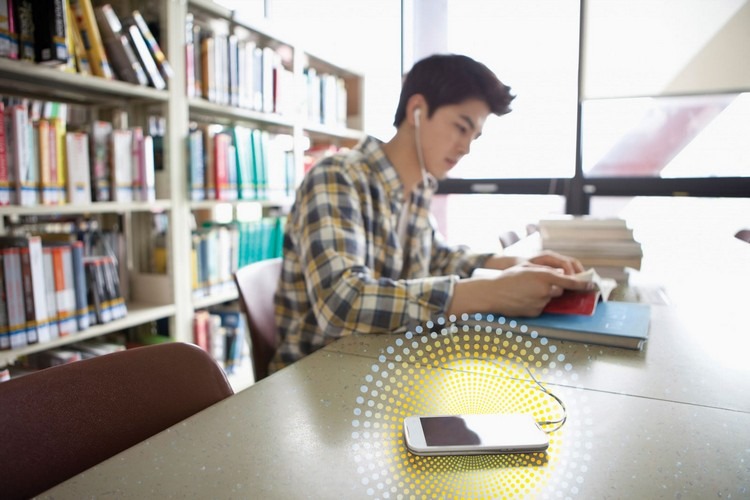 bezdrôtová nabíjačka pultová knižnica Corian-komerčné využitie