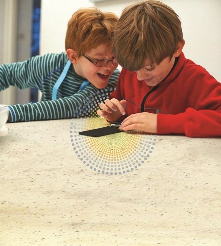 bezdrôtové nabíjanie-corian-pultová-kuchyňa-deti-chlapci