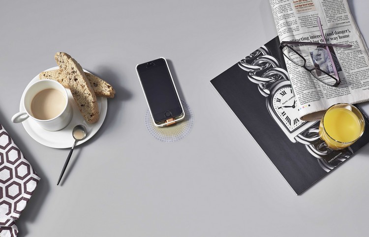 puzdro na bezdrôtové nabíjanie-corian-pracovná doska-sivé-nabíjanie